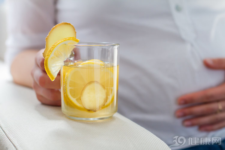 經常用檸檬泡水，身體狀態大有改善，不過4種人還是少喝