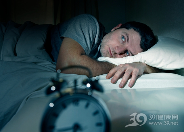 睡前喝酒能助睡眠？這5種東西上床前別碰