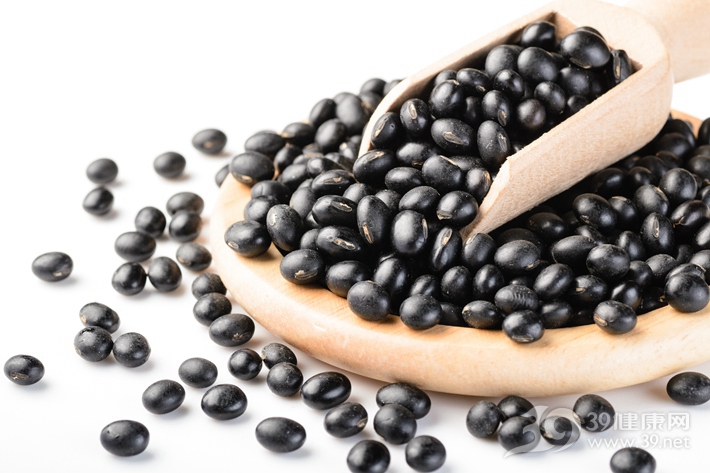 黑豆被稱為“豆中之王”，不想變老，女人一定要多吃！