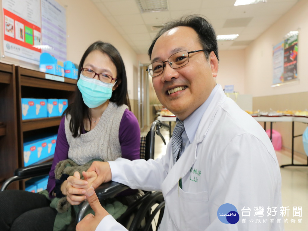 「再痛也要上課」　罕病女教師熱愛教育感動莘莘學子