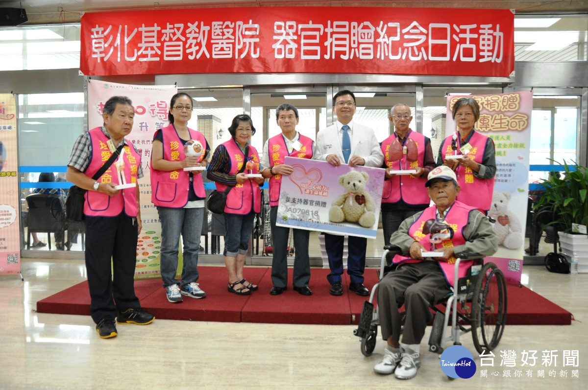 響應619器官捐贈紀念日　「密碼女孩」簽捐贈卡