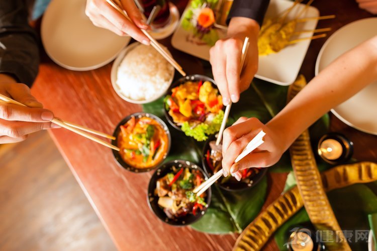 愛搭夥吃飯？4種病會通過唾液“傳遞”，留個心眼