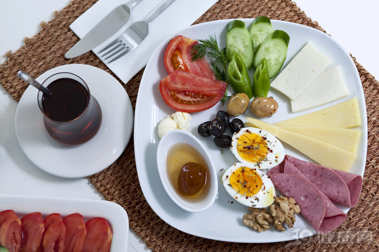 不瞞你說：每天拿6種食物作早餐，不生病才怪