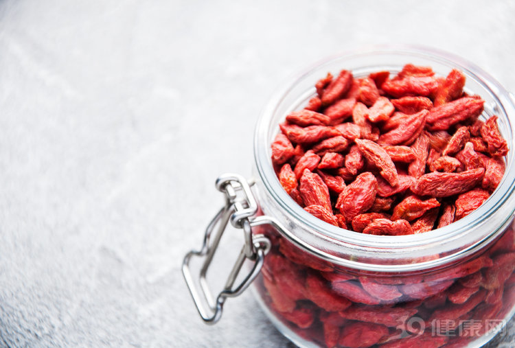 堅持喝枸杞水，5個好處下個月就會“來到”
