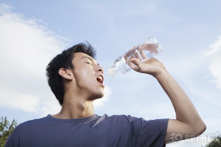 最該喝水的5類人！但喝水時間有講究，最好記下來