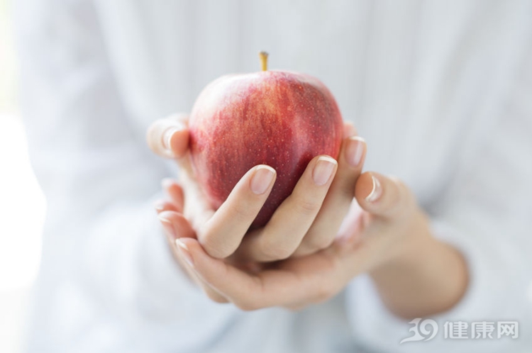 堅持吃蘋果的人，身體會收到6個變化！真希望你能受益