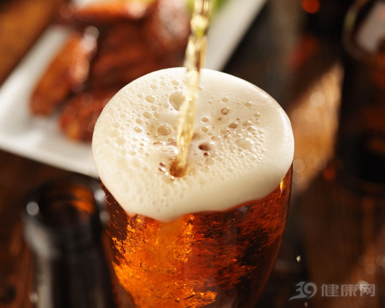 喝酒時吃菜要慎重，吃錯了不但傷胃，還有可能致癌