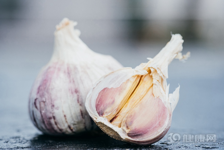 大蒜養生功效不凡，但3種人一口也別碰！不是開玩笑