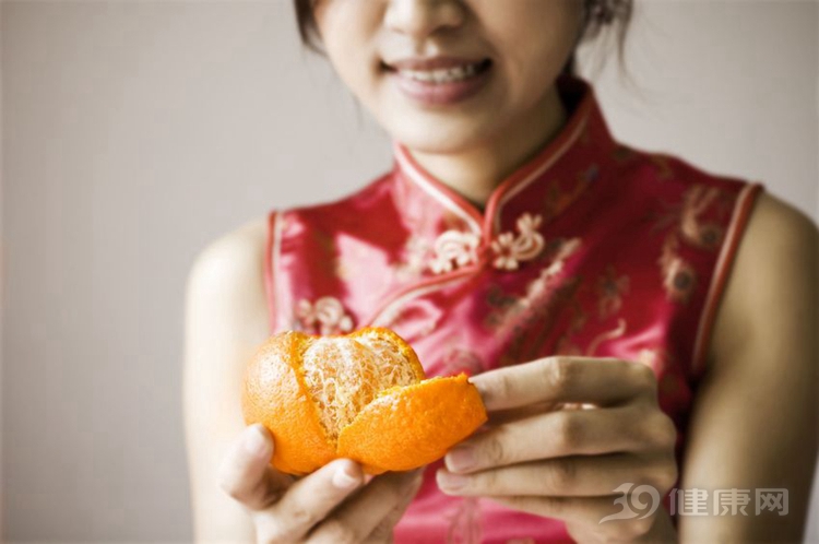 天天吃橘子，2歲女孩變成“小黃人”！橘子還能不能吃？