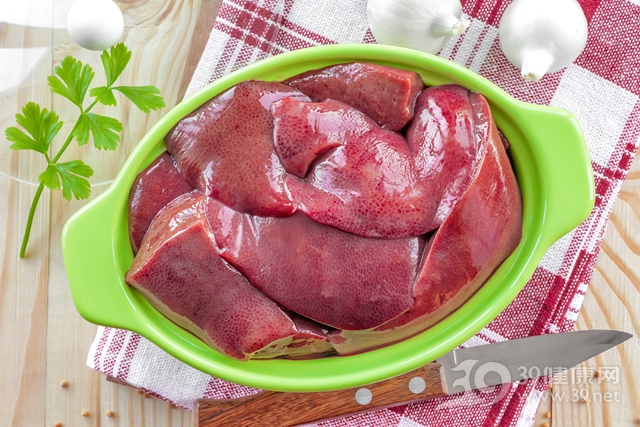 吃動物肝臟真的會中毒！用這樣東西泡半小時毒素就出來了