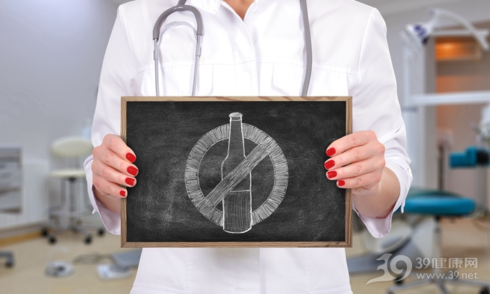 3分鐘喝下6杯酒，他再也沒醒過來！6種人喝酒真的會要命