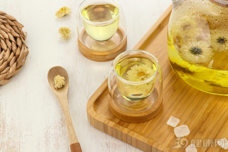 菊花泡水清肝明目，只可惜，這五類人要慎用！