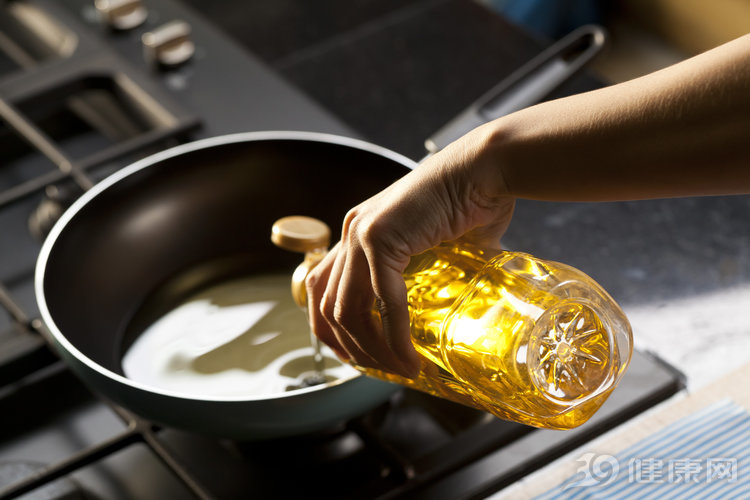 豬油其實是個“寶”？植物油和豬油，選哪個才健康？