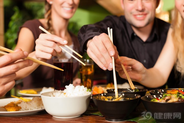 同桌吃飯，食物輪着吃，是散播這5種疾病最好的溫床！