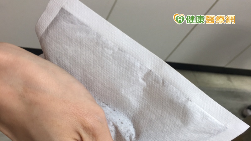 誤當調理包？　阿公將暖暖包拌麵吃