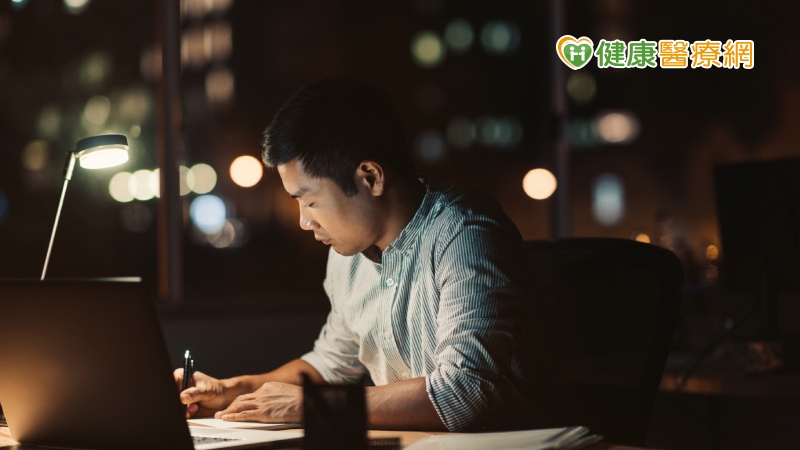 上班起來動一動　久坐不動老得快