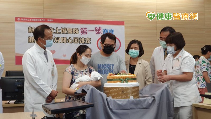 土城醫院第一號寶寶！　健康早產兒開心回娘家_酒糟皮膚炎