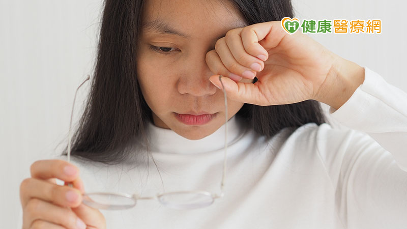 突如其來的飛蚊症…5天後「看嘸」！　竟是視網膜剝離惹禍_菜花