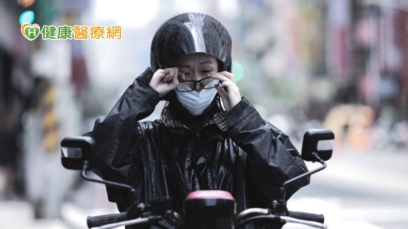 騎車通勤抗「疫」　戴口罩卻眼前霧茫茫_庫雷斯